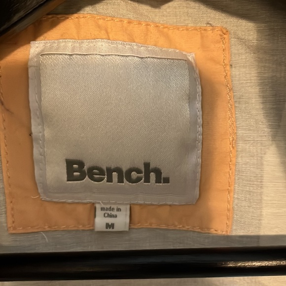 Bench women’s light jacket hood is zipped in collar size medium - Picture 4 of 7